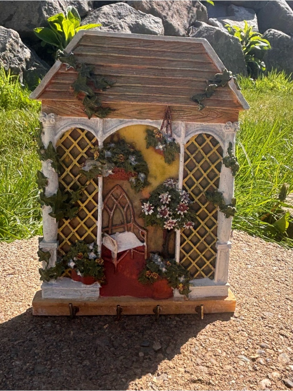 Decorative Garden Arbor Key Holder with Floral Vines✨